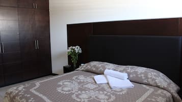 Habitación estándar, 1 cama matrimonial | Edredón, cortinas blackout, tabla de planchar con plancha y wifi gratis