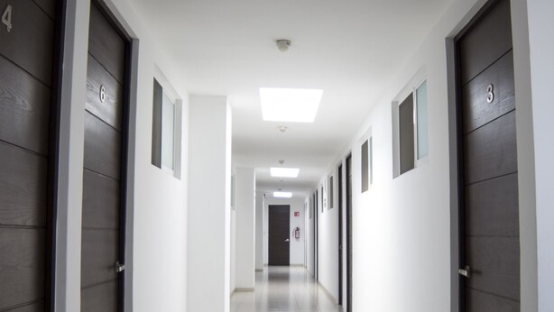 A long, narrow hallway with doors numbered 3, 4, and 5. - Hotel Ross Morelia (Morelia)