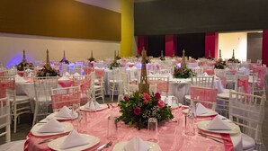 A banquet hall with round tables, white chairs, and pink tablecloths. - Hotel Ross Morelia (Morelia)