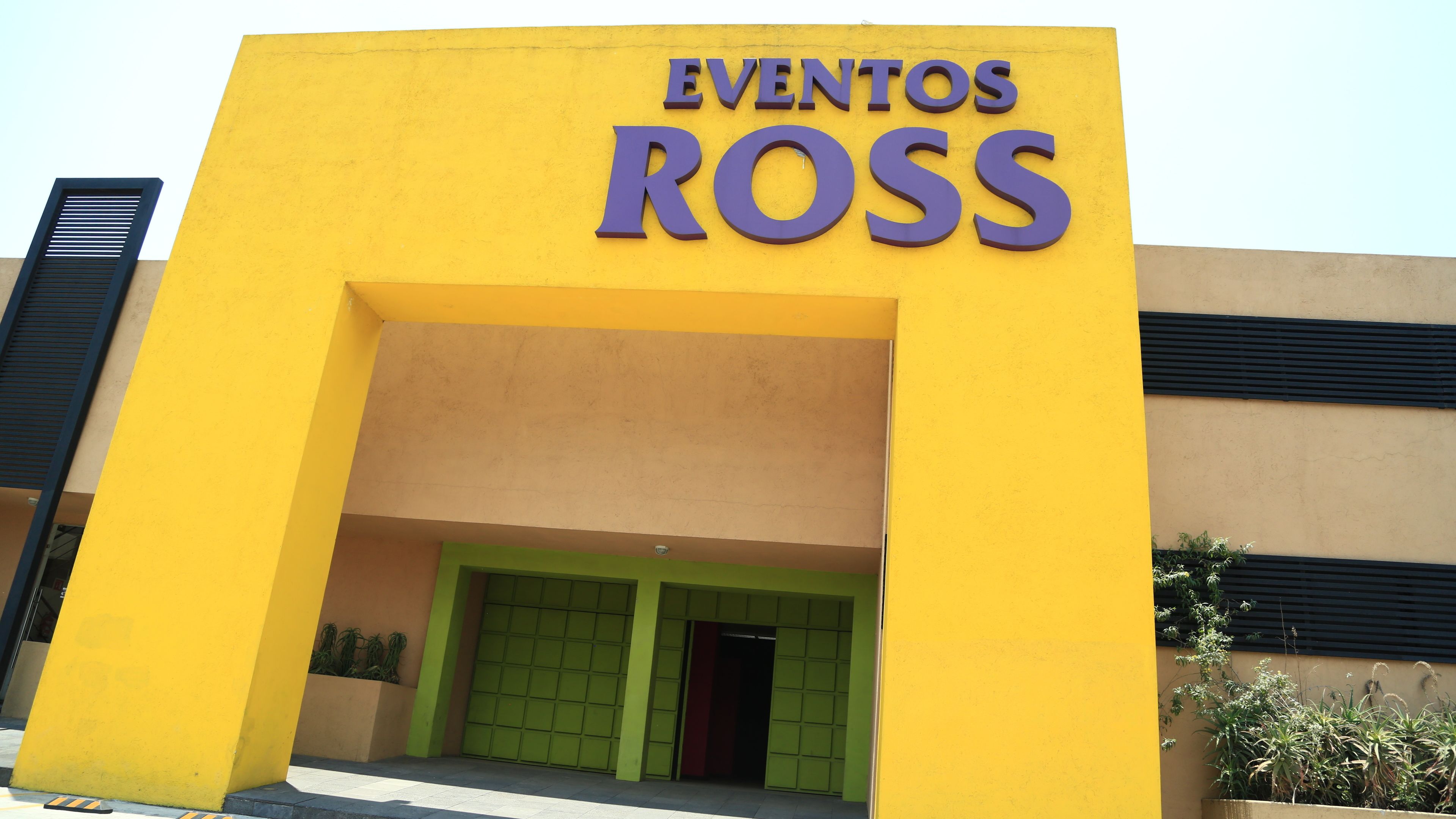 Vista frontal de la propiedad