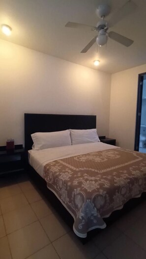 Standard Double Room, 1 King Bed | Down comforters, blackout drapes, iron/ironing board, free WiFi - Hotel Ross Morelia (Morelia)