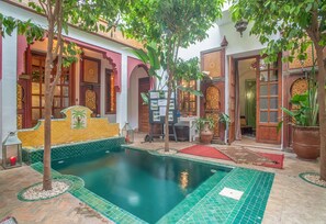 Piscina coperta, piscina all'aperto, ombrelloni da piscina, lettini