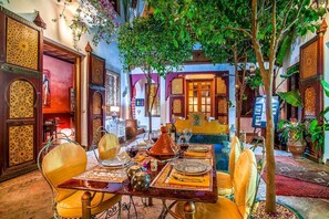 Aperto a colazione, pranzo e cena, cucina marocchina