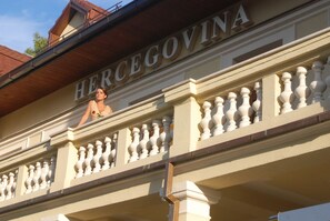 A building with the name "HERCEGOVINA" on the facade. - Hotel Hercegovina (Sarajevo)