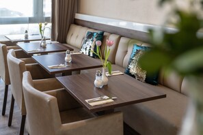 Bữa sáng buffet hàng ngày (15 EUR/mỗi người) 