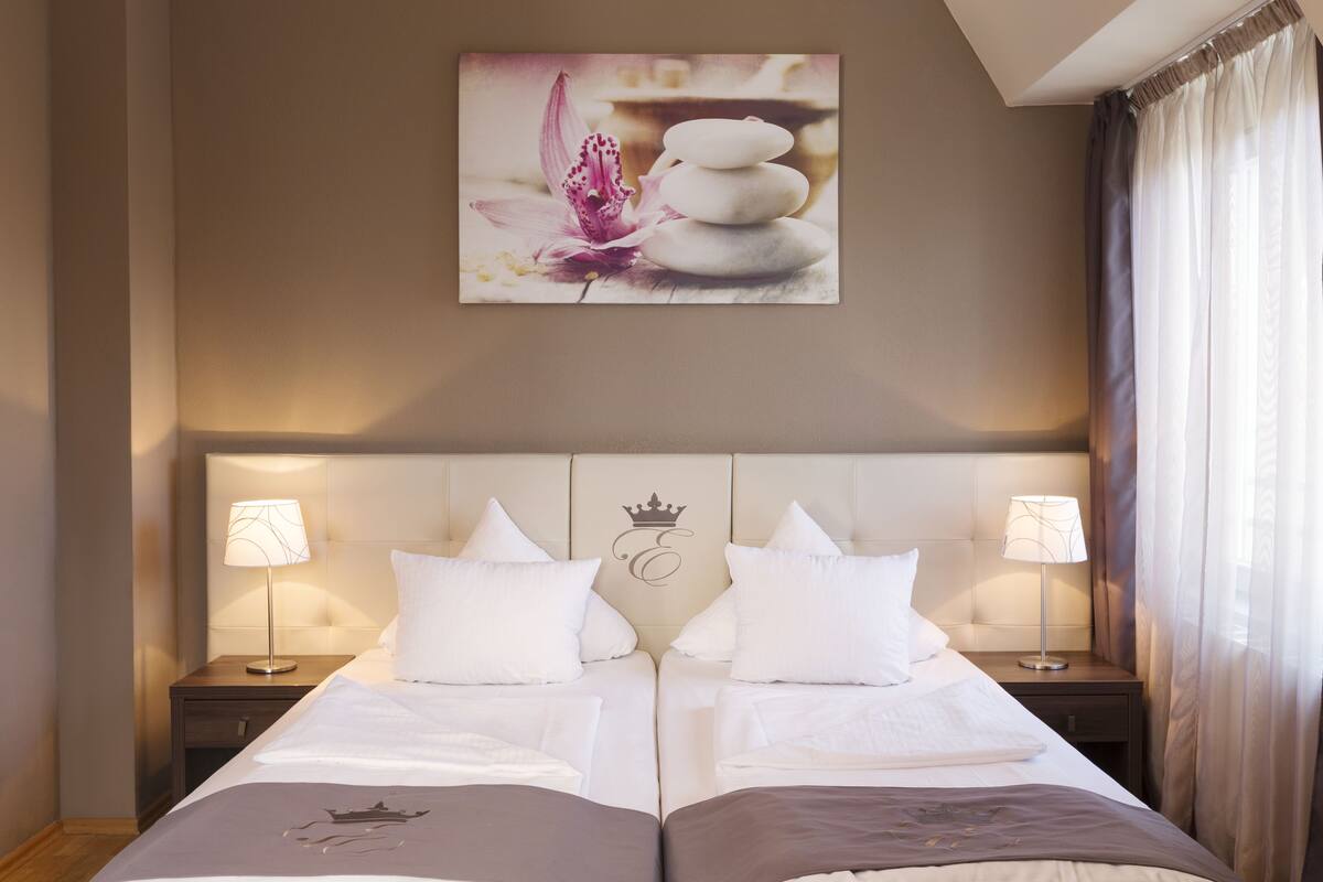 Premium bedding, in-room safe, desk, blackout drapes