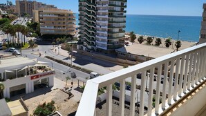 Un hotel de varios pisos con balcones con vistas a la playa.