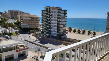 Apartamento estándar, 2 habitaciones, terraza, vistas parciales al mar | 2 makuuhuonetta, työpöytä, kannettavalle tietokoneelle sopiva työtila