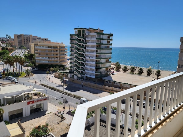 2 habitaciones, escritorio y espacio para trabajar con laptop