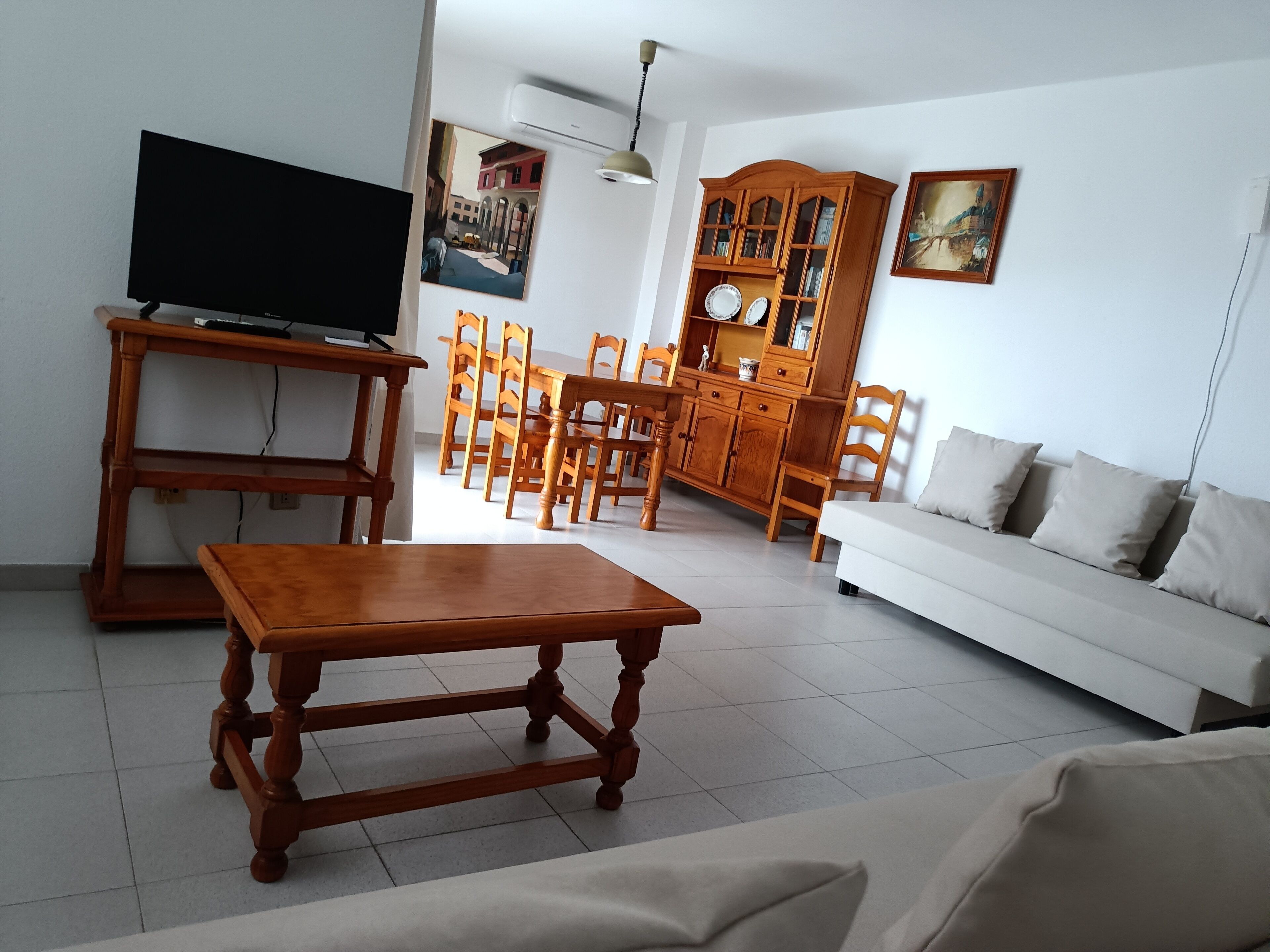 Télévision à écran plat de 32 pouces avec chaînes numériques, télévision