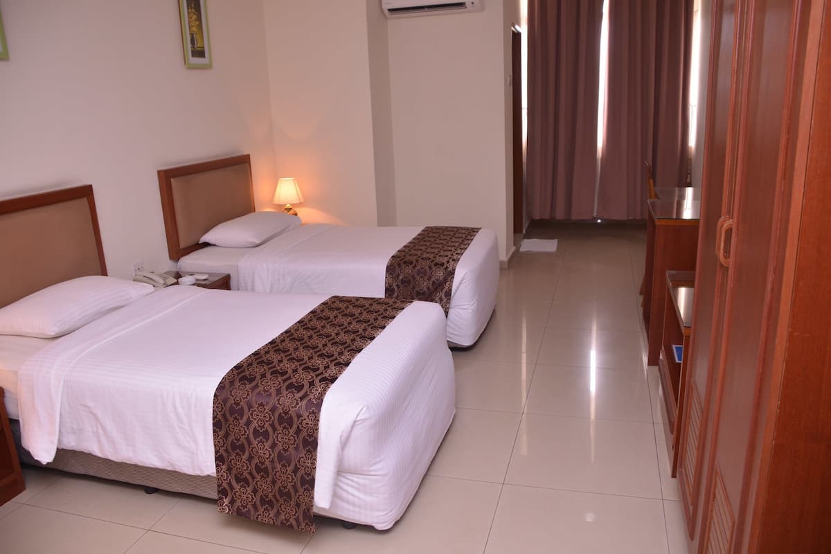 Business Twin Room, 2 Twin Beds, Smoking, Sea View | Desk, blackout drapes, iron/ironing board, rollaway beds