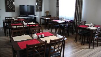 Café da manhã com buffet grátis todos os dias