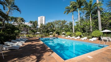 2 piscines extérieures, parasols de plage, chaises longues