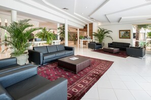Lobby-lounge