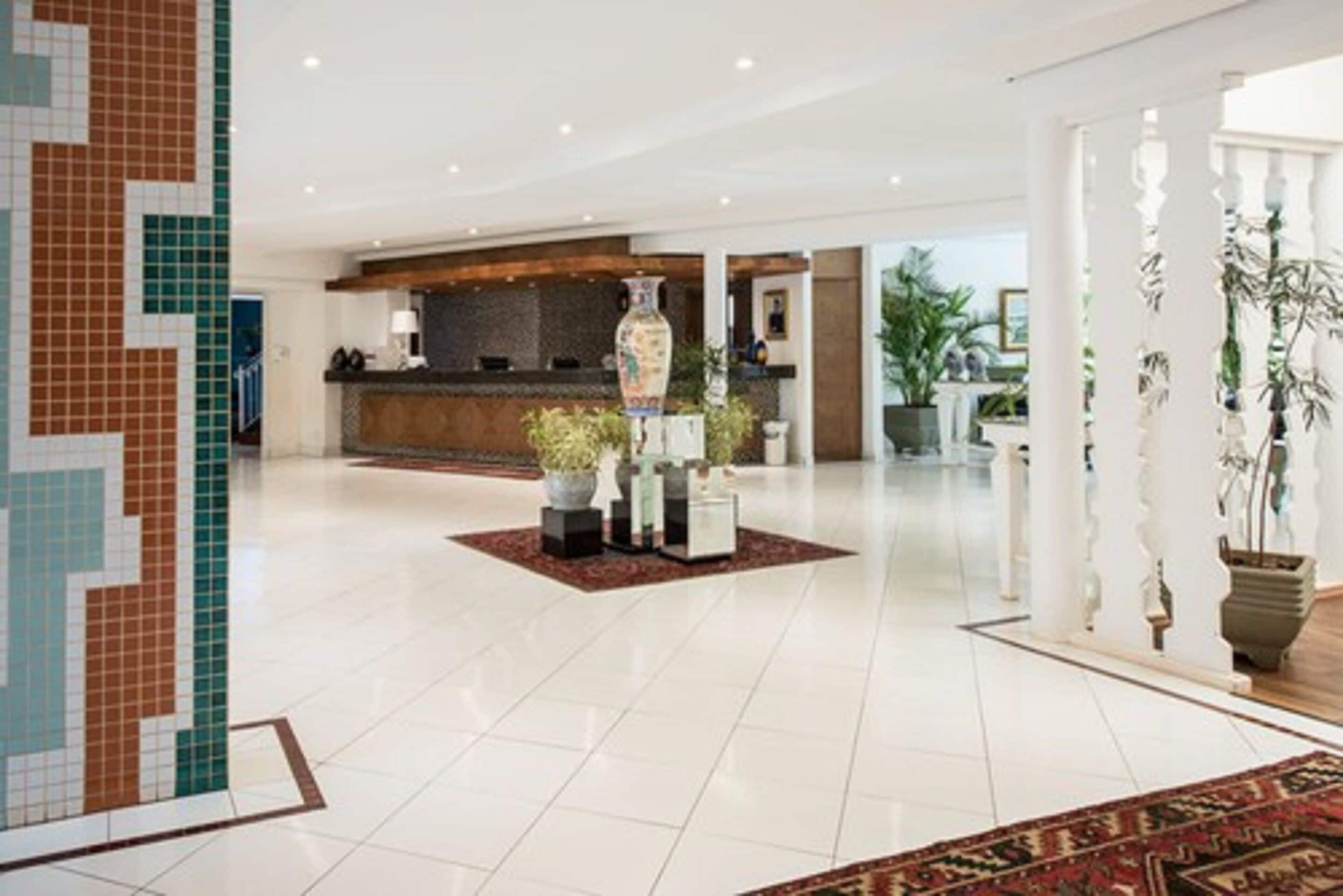 ฝ่ายต้อนรับ