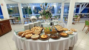 Una mesa de buffet con diversos productos horneados y pasteles.