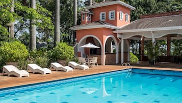 2 piscinas externas, guarda-sóis, espreguiçadeiras