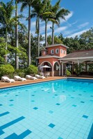 2 室外游泳池，池畔遮阳伞，日光浴躺椅