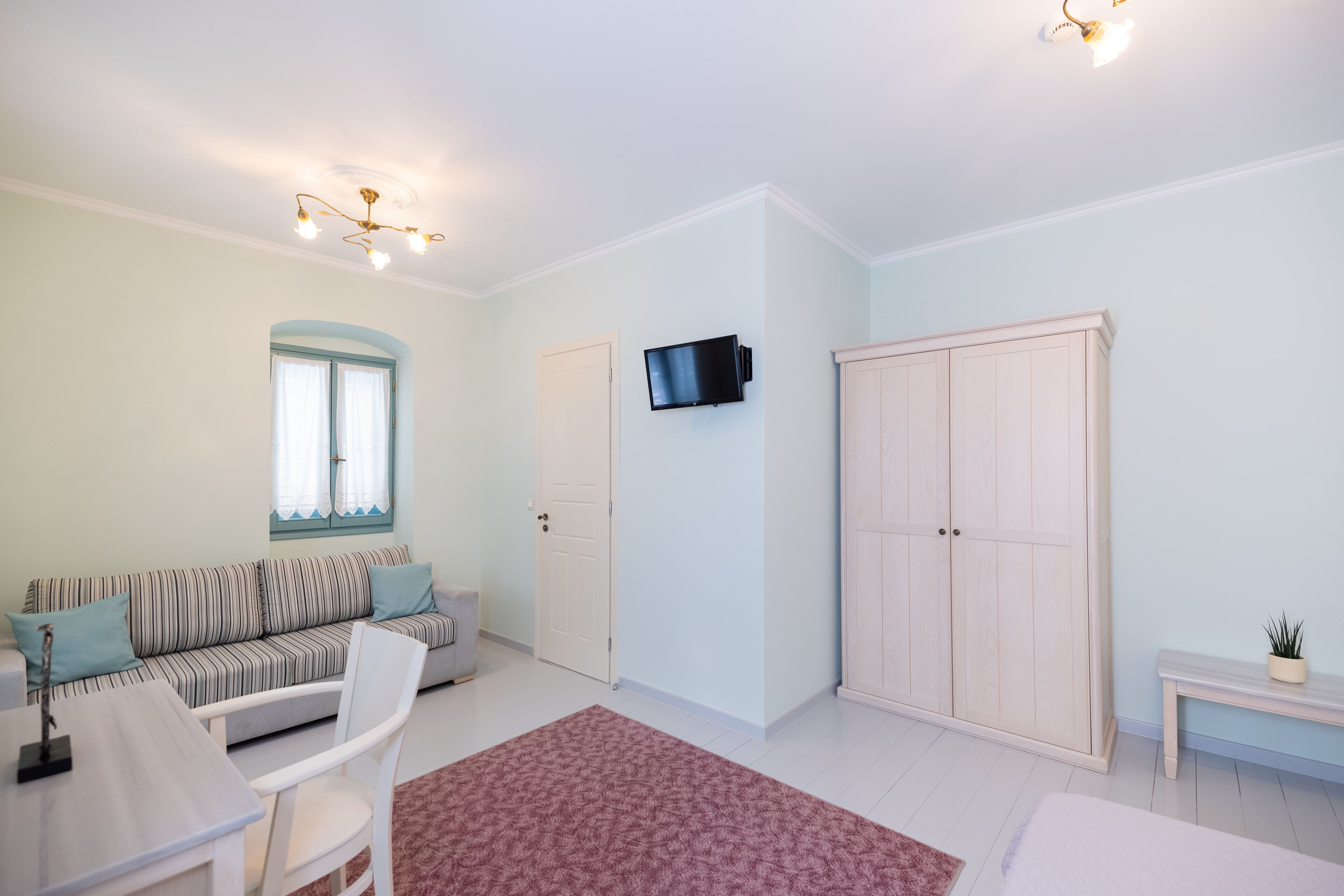 family room, balcony | 1 bedroom, minibar, individually decorated, individually furnished