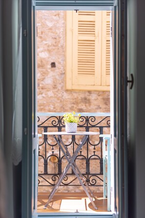 Habitación doble, balcón | 1 dormitorio, minibar, decoración individual y mobiliario individual