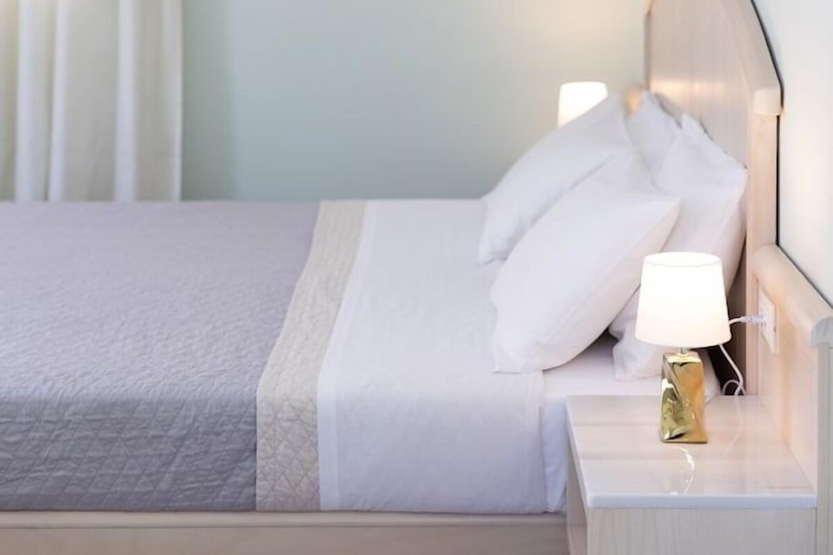 Sengetøy av topp kvalitet, minibar og skrivebord