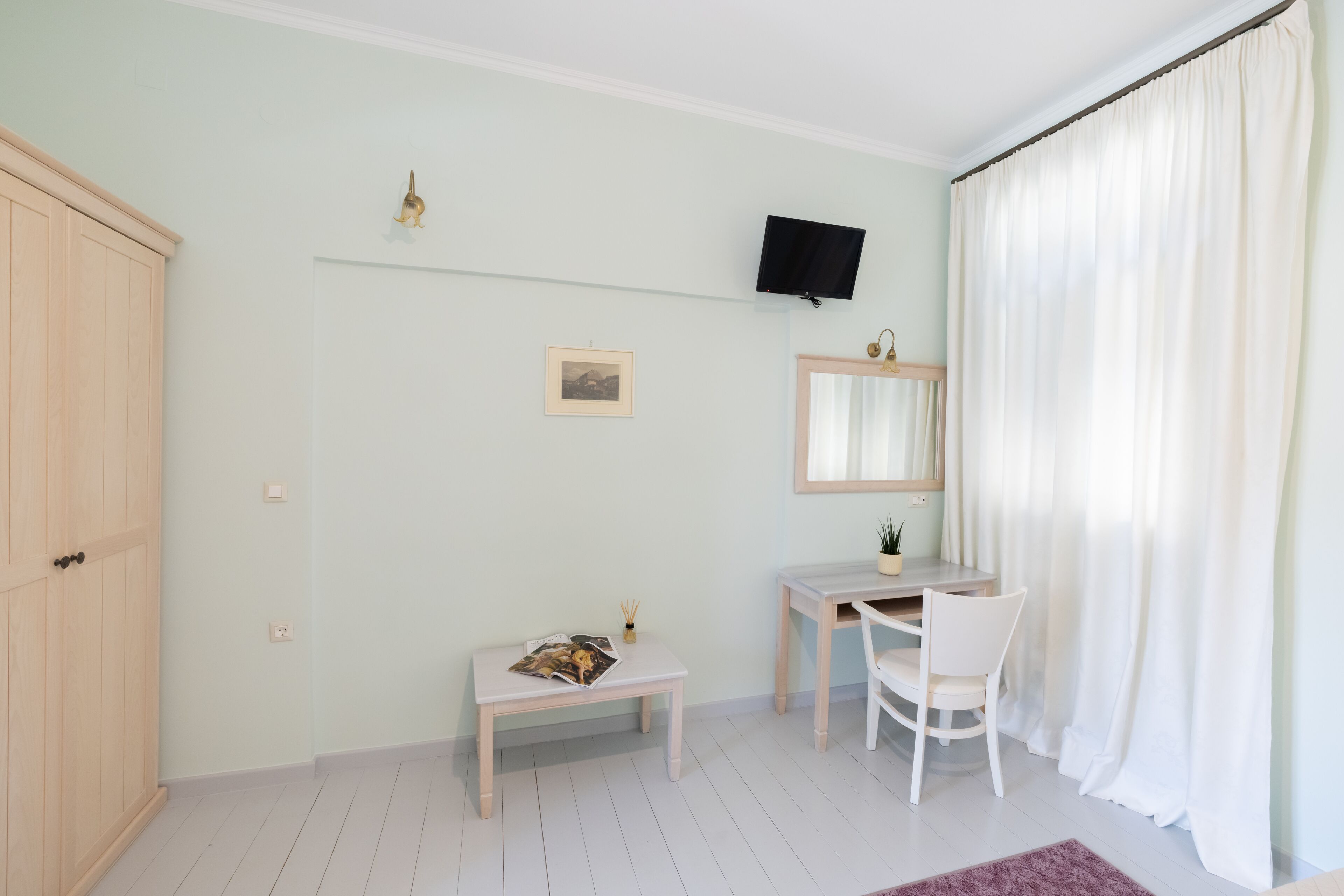 comfort double room | 1 bedroom, minibar, individually decorated, individually furnished