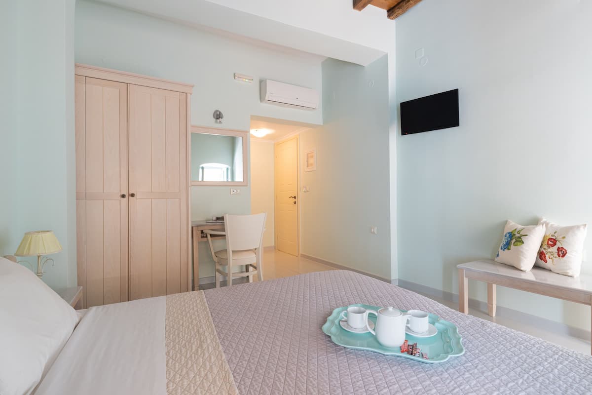 Camera doppia, balcone | 1 camera, minibar, con stile personalizzato, con arredamento individuale