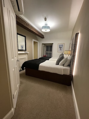 Twin Room | Premium bedding, memory foam beds, individually decorated - 7 Cross Street (Galway)