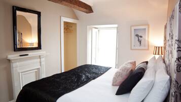 Habitación doble | Ropa de cama de alta calidad y camas con efecto memoria