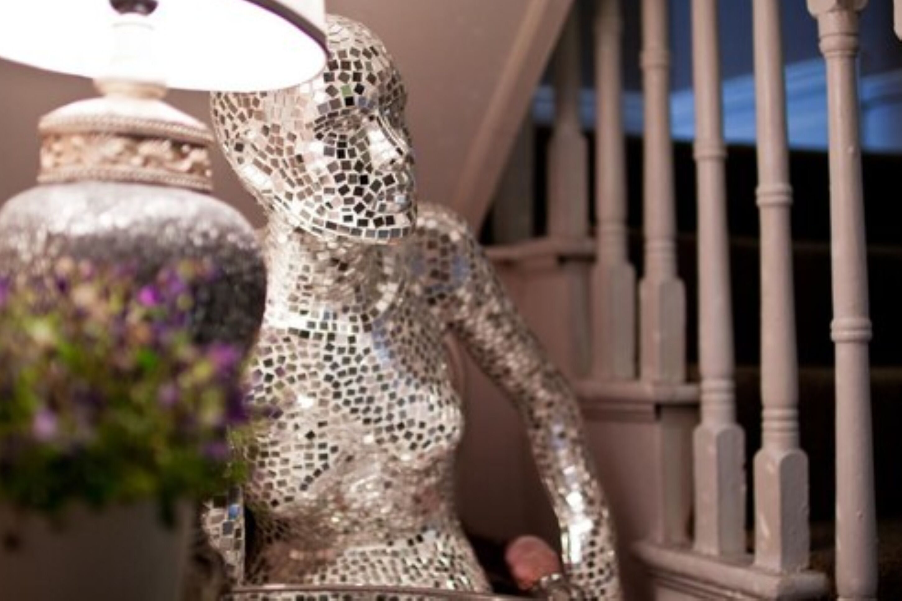 Une lampe décorative ornée d’un motif en mosaïque.