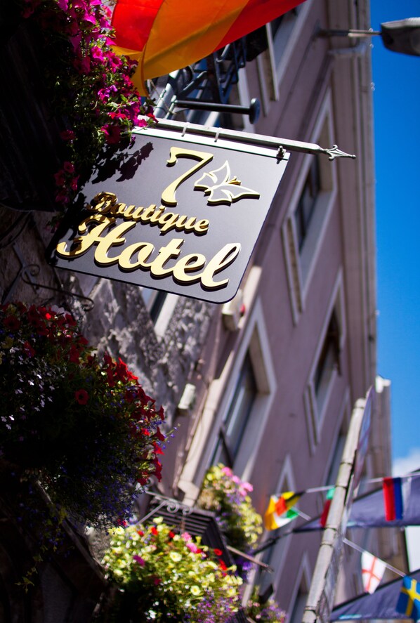 A hotel sign with the number 7 and the words "Château Hotel" in gold lettering. - 7 Cross Street (Galway)