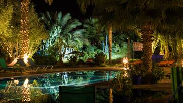 Piscina all'aperto, ombrelloni da piscina, lettini