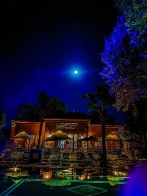 Aamiainen, lounas ja illallinen; paikallinen ja kansainvälinen keittiö