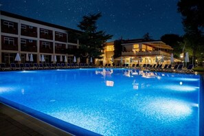 Outdoor pool - Zornica Residence (Sunny Beach)