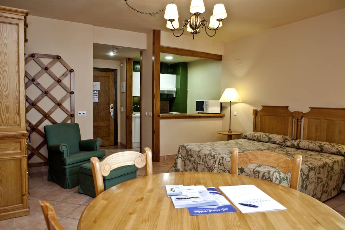 1 bedroom, in-room safe, desk, blackout curtains