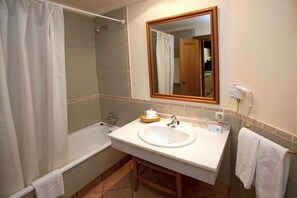 Combined shower/tub, bidet, towels - Aparthotel Trevenque (Monachil)