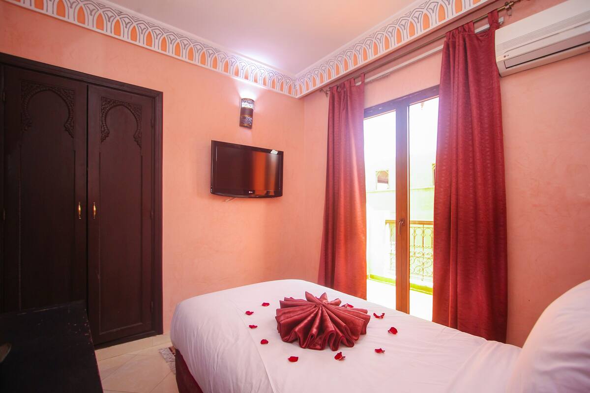 Single Room, Private Bathroom, Courtyard Area | Frette Italian sheets, premium bedding, down comforters, minibar