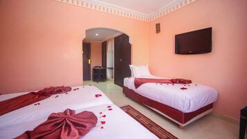 Habitación triple, baño privado, en esquina | Sábanas italianas Frette, ropa de cama de alta calidad y edredón