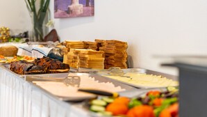 بوفيه فطور مجانًا يوميًا