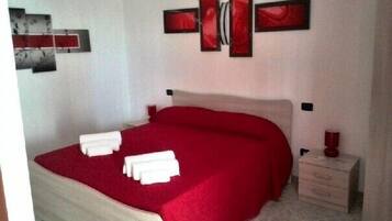 コンフォート アパートメント 1 ベッドルーム 簡易キッチン ガーデンビュー | 高級寝具、デスク、可動式ベッド、WiFi (無料)