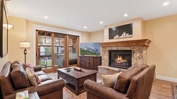 Town Pointe B104 | Living area | Smart TV, fireplace