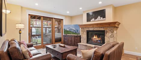 Huoneisto | Oleskelualue | Älytelevisio, takka