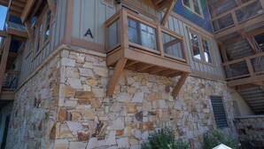 Un bâtiment en pierre doté de balcons en bois et de nombreuses fenêtres.