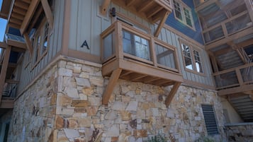 Town Pointe A301 | Terrace/patio