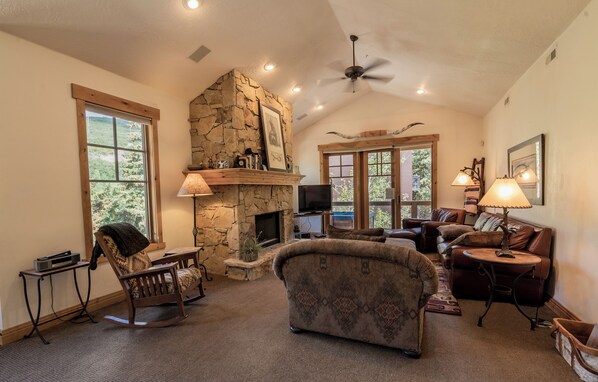 Town Pointe A301 | Area soggiorno | Smart TV, caminetto