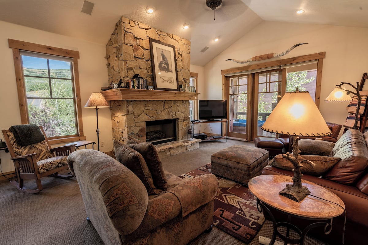 Town Pointe A301 | Area soggiorno | Smart TV, caminetto