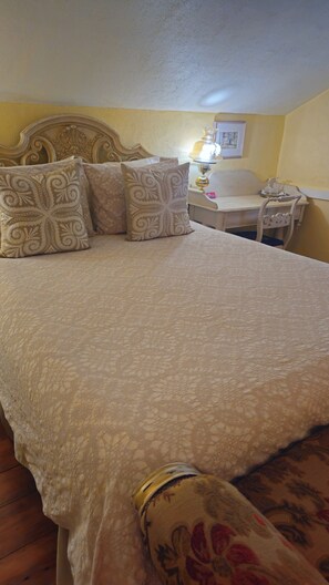 Habitación clásica, 1 cama Queen size | Ropa de cama de alta calidad y decoración personalizada 