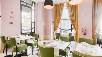 Petit déjeuner buffet servi tous les jours en supplément