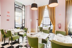 Desayuno buffet (EUR 12.00 por persona) 