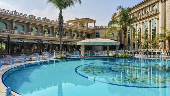 Außenpool, Liegestühle